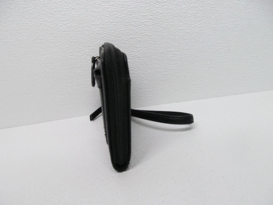 Cartera de muñeca Max Studio negra con cremallera alrededor cartera de cuero vegano Foto 3 de 4