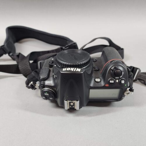 Nikon D300 12.3MP DSLR Camera - Picture 6 of 13