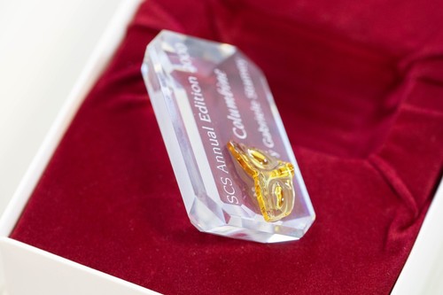 Swarovski Kristall SCS Titel Plakette KOLUMBINE von Gabriele Stamey Neu aus altem Lagerbestand in Box (KMT) - Bild 3 von 9