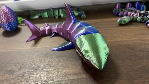 Neuer 3D-gedruckter, flexibler, artikulierender weißer Hai in mehrfarbig - Bild 9 von 13