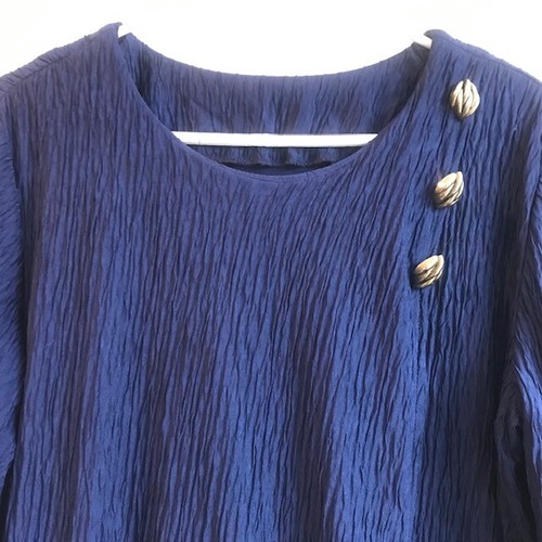 Blusa larga ligera con textura arrugada azul marino, talla mediana, botones individuales - Imagen 2 de 8