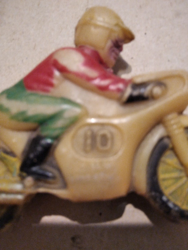 MOTO DA CORSA (CON TEMPERINO) - PLASTICA- LUNGHEZZA 7 CM- HONG KONG ANNI'70 - Foto 3 di 4