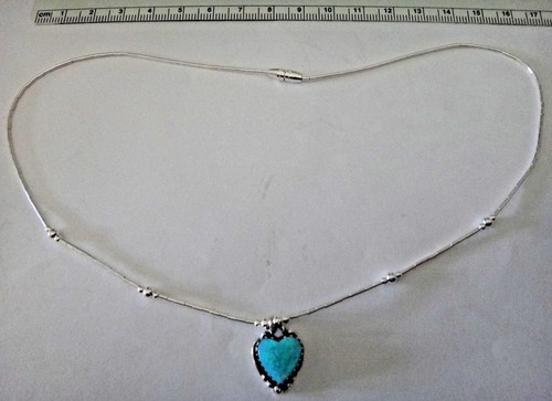Dije de corazón de ópalo de laboratorio azul de plata de ley de 16" en cadena de plata líquida y cuentas - Imagen 2 de 5