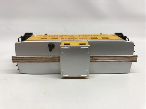 Life-Like HO Scale Yellow Union Pacific Caboose UP 49940 - Picture 5 of 6