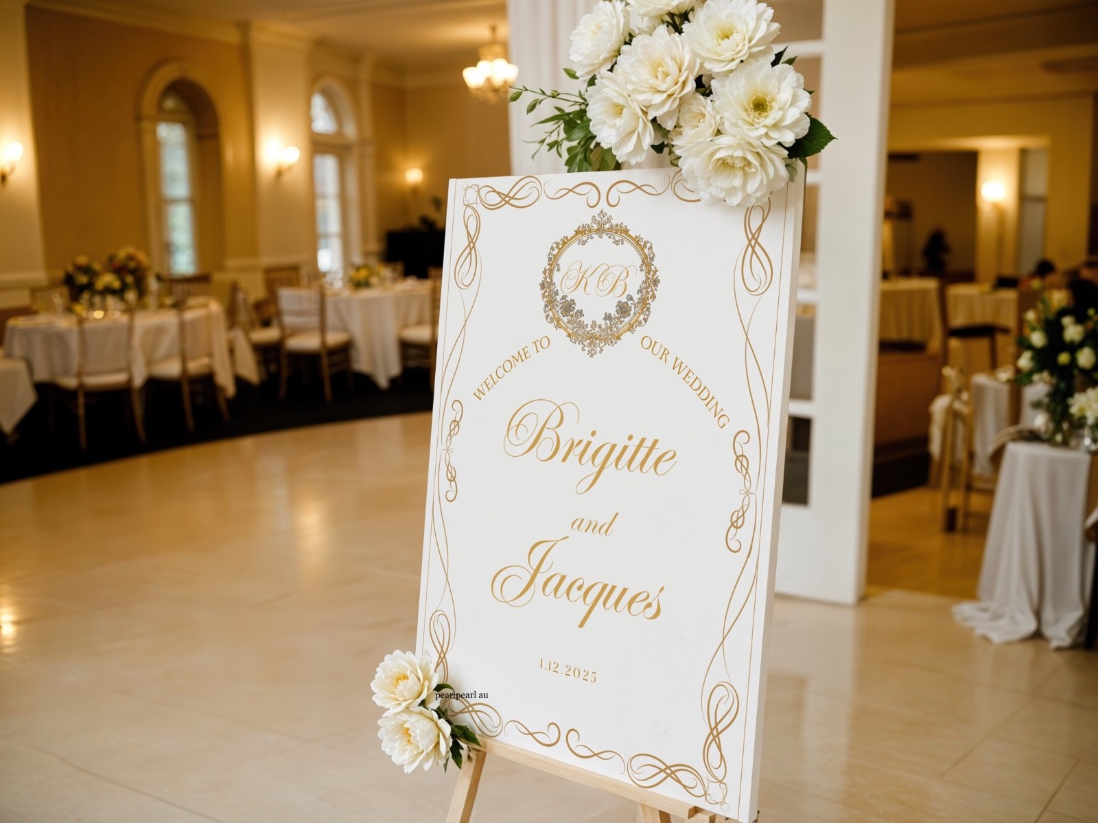 как выглядит Personalised Wedding Welcome sign in Gold, Custom Canva A1 Bridal Frame Signs фото