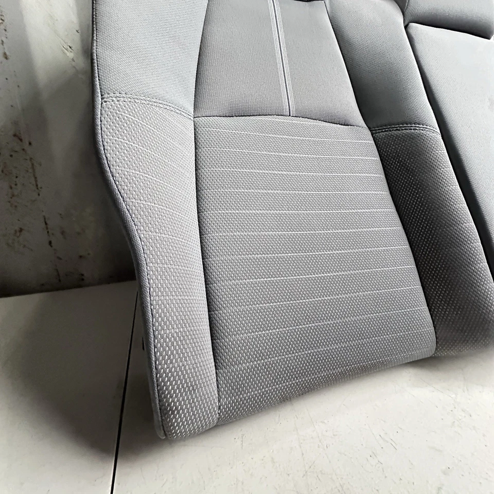 Toyota Corolla 2020-22 asiento trasero derecho cubierta de cojín superior portavasos OEM gris Foto 2 de 4