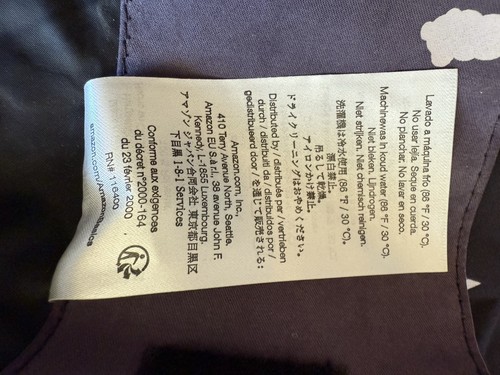 Amazon Basics Pantalla de cortina opaca de ventana portátil con ventosas 78"x50" - Imagen 12 de 18