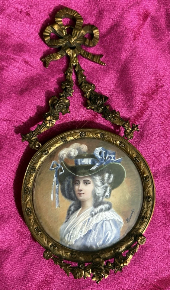 Retrato en miniatura firmado del siglo XIX en marco de arco de bronce dorado Foto 2 de 3