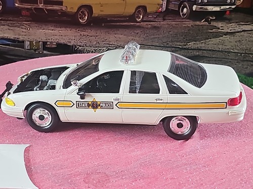 MPC.REVELL.AMT. 1:24-1:25 BUILT MODEL CAR CHEVROLET CAPRICE ILLINOIS POLICE ๐ - Picture 15 of 24