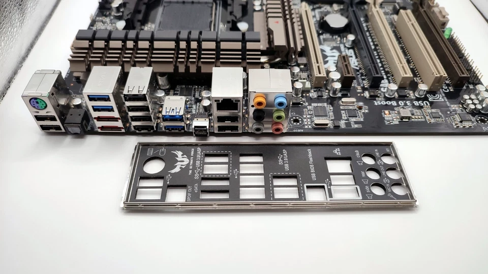 2012 Asus Sabertooth 990FX R2.0 Socket AM3+ atx ddr3 + i/o shield testée - Image 3 of 4