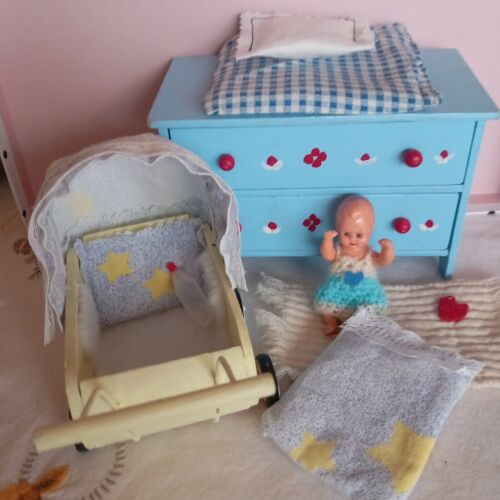 Puppenwagen für Puppenstube, Wickelkommode, Püppchen, 1 : 12, Kissengarnitur, - Bild 7 von 10