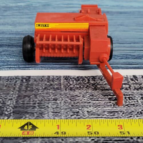 Ertl 1/32 scale plastic w/diecast frame square baler w/1 square Bale red/yellow - Picture 3 of 7