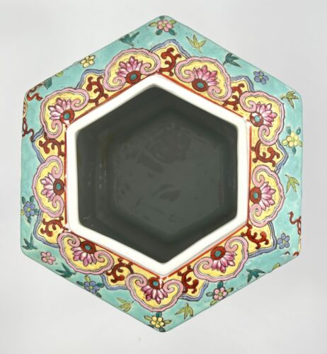Chinese Qianlong Hexagonal Porcelain Jar Late 19th or Early 20th Century No Lid - Picture 8 of 10