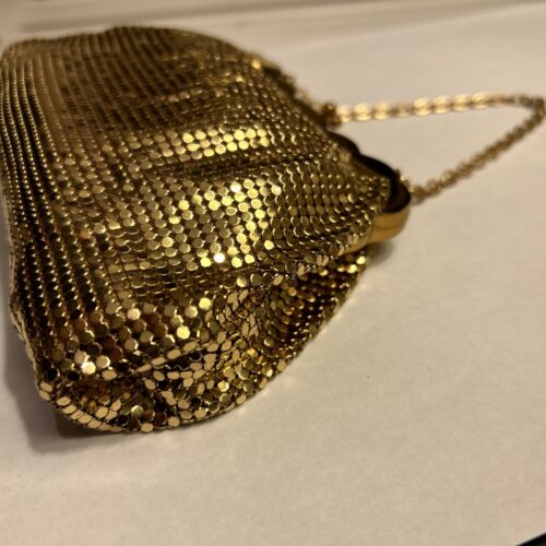 Vintage Whiting & Davis Gold Mesh Chain Evening Bag Purse Kiss Clasp & Mirror - Picture 3 of 13