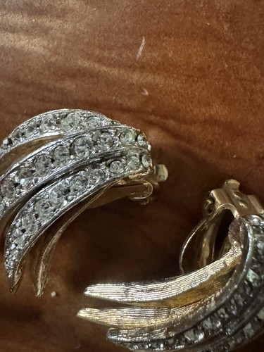 Vtg Unsigned Kramer Textured Brushed Gold Clear Rhinestones Earrings & Brooch - Picture 6 of 18