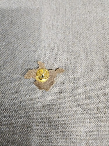 Vintage Cowboy/Rodeo Horseback Rider Hat Lapel Pin Enamel Metal - Picture 2 of 3