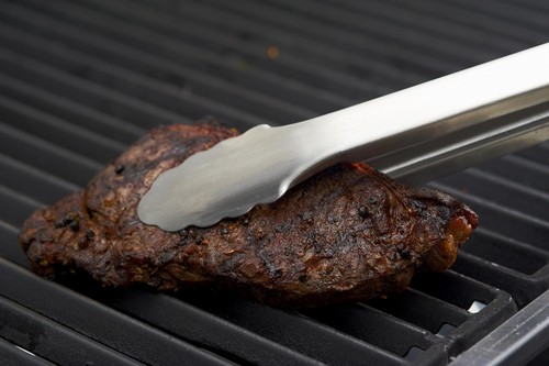 Pinza profesional extra larga GrillPro 40269 de 20 pulgadas, plateada - Imagen 2 de 4