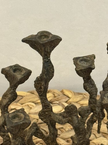 Candelabro vintage de latón Hanukkah Menorá viñedo brutalista candelabro Israel - Imagen 4 de 13