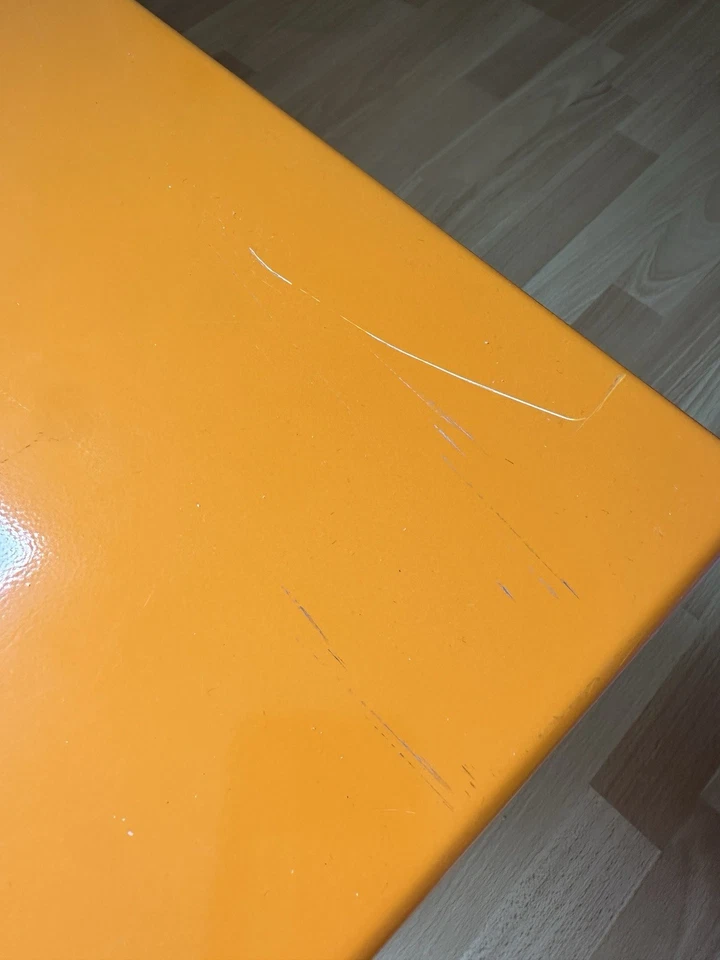 Mesa auxiliar geométrica naranja Foto 3 de 4