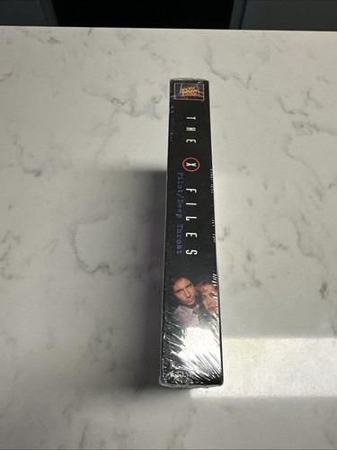The X-Files Pilot Deep Throat VHS Tape Two Exclusive Collector Cards Sealed - Picture 2 of 6