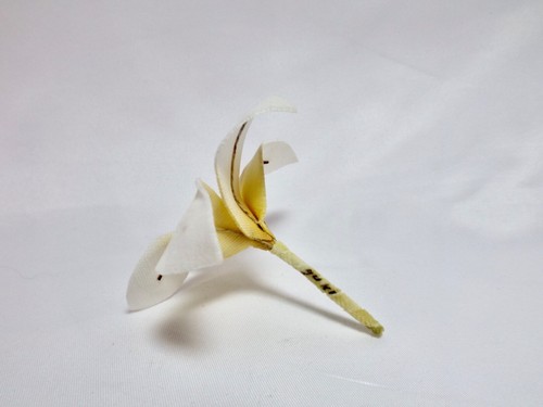 Artificial Hawaiian Single Flower Hair Clip White Yellow Center - Picture 3 of 5