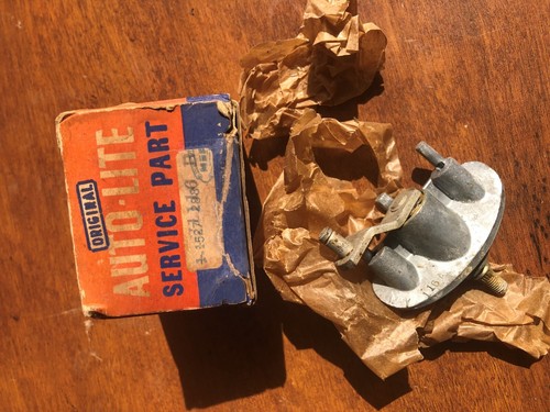 NOS Autolite/MoPar windshield wiper pivot Mfg. FWY1116B/1527288 - Picture 2 of 3