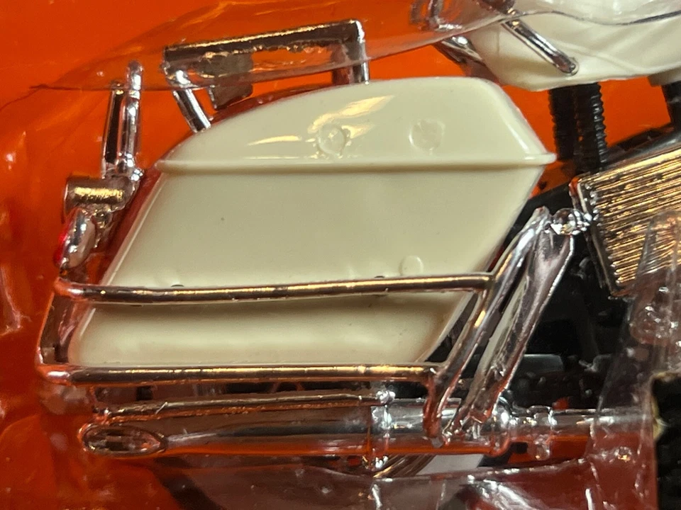 Vintage 2003 Maisto™ Harley-Davidson™ 1968 FLH Electra Glide Series 12   1:18 - Image 4 of 4