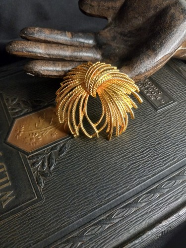 Vintage Monet Brooch Large Gold-Tone Metal Classy Designer Jewelry 60s - Bild 4 von 7