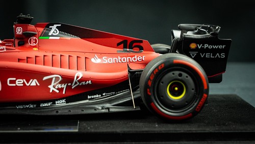 Charles Leclerc #16 Ferrari F1-75 / Winner GP Bahrain 22 - Looksmart 1:18 - Bild 10 von 21