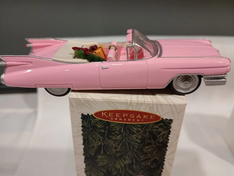 Hallmark Keepsake Adorno de Navidad 1959 Rosa Cadillac Deville Nuevo 1996 Nuevo de Lote Antiguo Foto 2 de 3