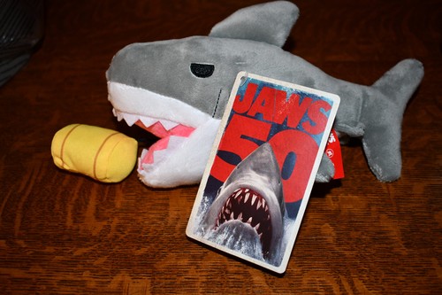 ¡Cubo, taza y peluche de palomitas de maíz Jaws 50 aniversario totalmente nuevos! Alamo Cinemark! - Imagen 5 de 9