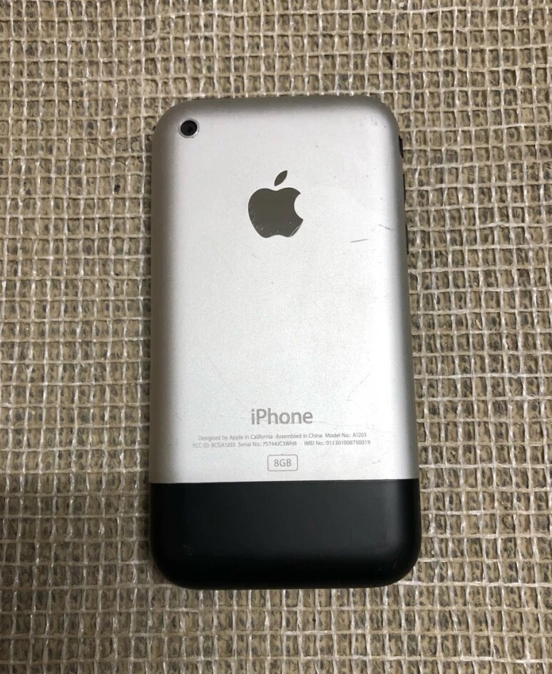 Very rare iOS 1.0 Apple iPhone 1st Generation - 8GB - Black Very rare iOS 1.0 Apple iPhone 1st Generation - 8GB - Black