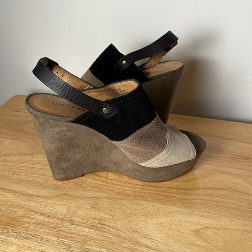 Cuñas de plataforma Lucky Brand para mujer Lucky Frescala gamuza aceitada punta abierta 8,5 - Imagen 10 de 16