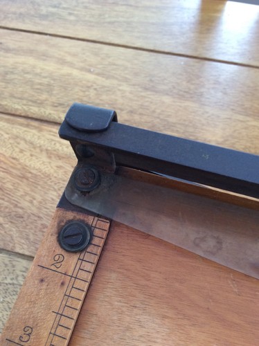 Vintage kleines Papierbild aus Holz Guillotine von Merrets - Bild 10 von 12