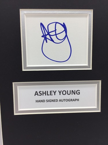 RARO Espositore fotografico firmato Ashley Young Manchester United + autografo COA MAN UTD - Foto 3 di 3