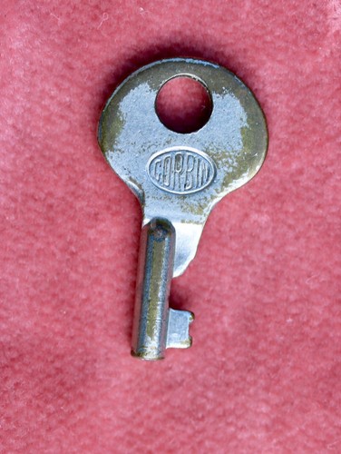 Vintage Lot 18 little mini small VINTAGE interesting UNIQUE KEYS flat Barrel etc - Picture 5 of 23