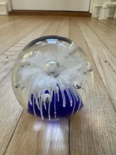 VINTAGE 3 1/2” WHITE FLOWER BLUE BOTTOM BUBBLES HEAVY NICE PAPERWEIGHT