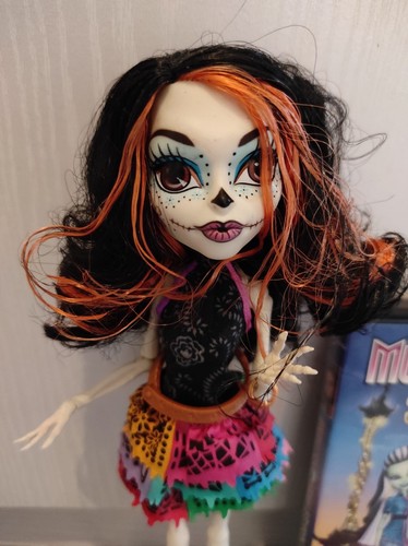 Monster High Skelita Calaveras Scaris Doll City of Frights Series, DVD - Picture 2 of 4