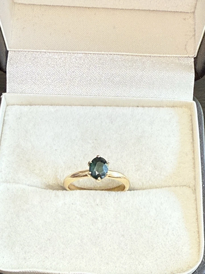 Elegancia atemporal: anillo solitario vintage de piedras preciosas verde oscuro ovalado de oro de 14K Foto 3 de 4