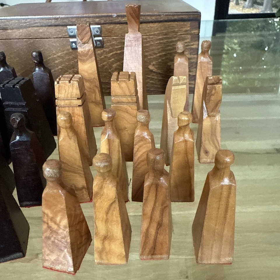 Piezas de ajedrez minimalistas modernas de mediados de siglo de madera de olivo con caja Foto 3 de 4