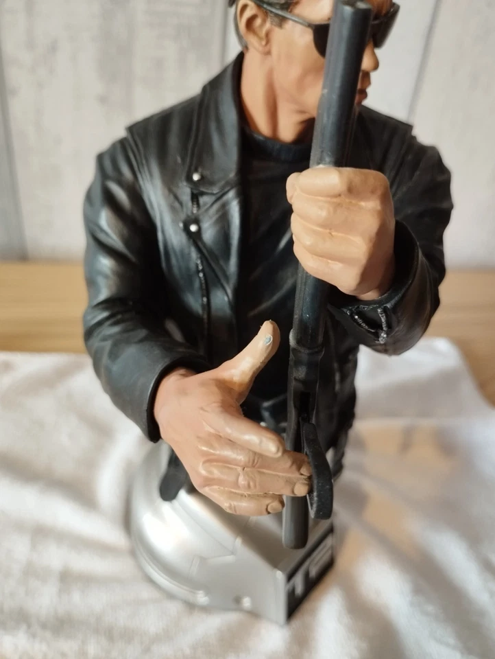 ENDS DEC 8TH Sideshow TERMINATOR 2 T2 Arnold Schwarzenegger T-800 Mini Bust - Image 3 of 4