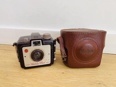 Vintage Kodak Brownie Holiday Flash Camera - USA, 1950s - Photo 1/4
