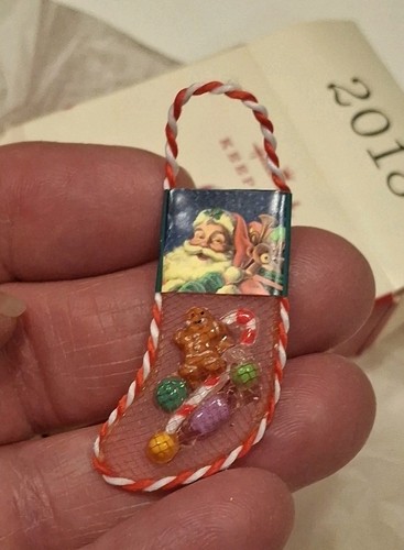 Medias rellenas Hallmark Keepsake LiL bastón de caramelo de Santa y adorno de carrusel 2018 - Imagen 7 de 18