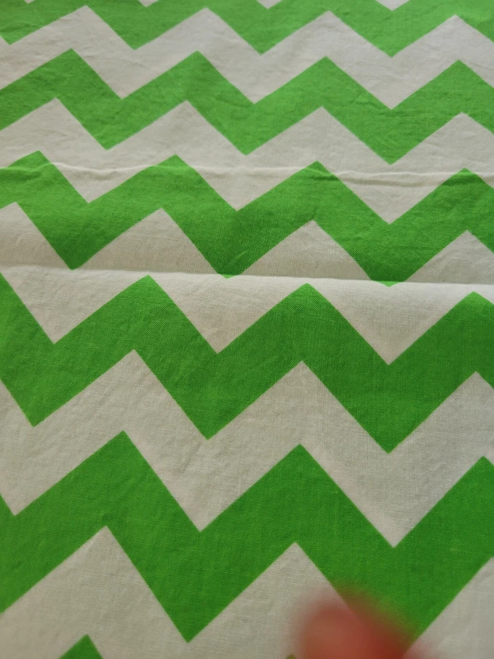 Tela RTC Verde y Blanco Zigzag Algodón 1 Pieza Remanente 42"x42" con Pieza Extra Foto 2 de 4