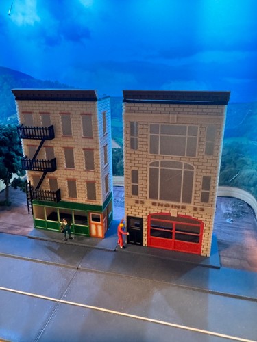 Edificio de esquina HO con frente de tienda - Imagen 6 de 6