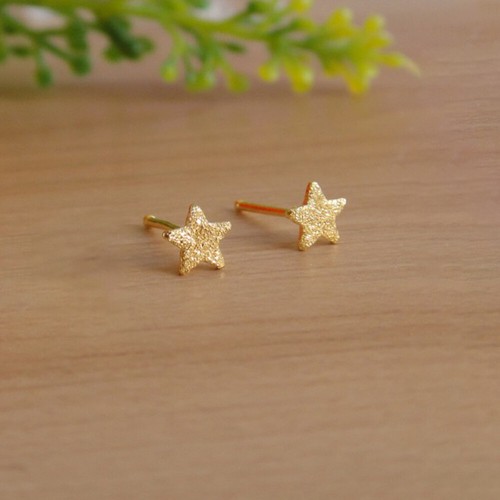 Pure Solid 24K Yellow Gold Women Matte Finish Lucky Star Stud Earrings 0.4g - Picture 1 of 3