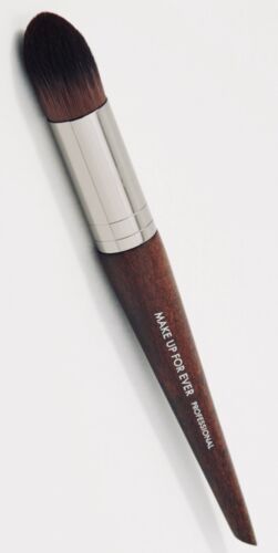 MAKE UP FOR EVER #100 - PRECISION FOUNDATION BRUSH / ARTISAN BRUSH / New!