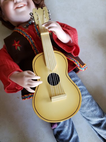 DANBURY NEUWERTIG PORZELLAN SAMMLERPUPPE DYLAN HIPPIE GITARRENSPIELER NANCY LESLIE - Bild 6 von 13