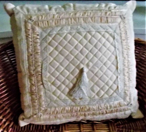 COUSSIN BRODE SUR SATIN MATELASSE BEIGE ROSE  40CM  INDIRA - Picture 4 of 4