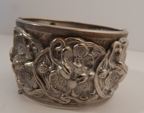 Vintage Repousse Bracelet Flowers Art Nouveau bangle Hinged Silver Stunning - Picture 4 of 7
